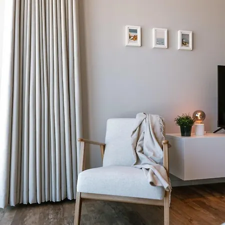 Huswell - Cosy With Frontal Seaview Apartment